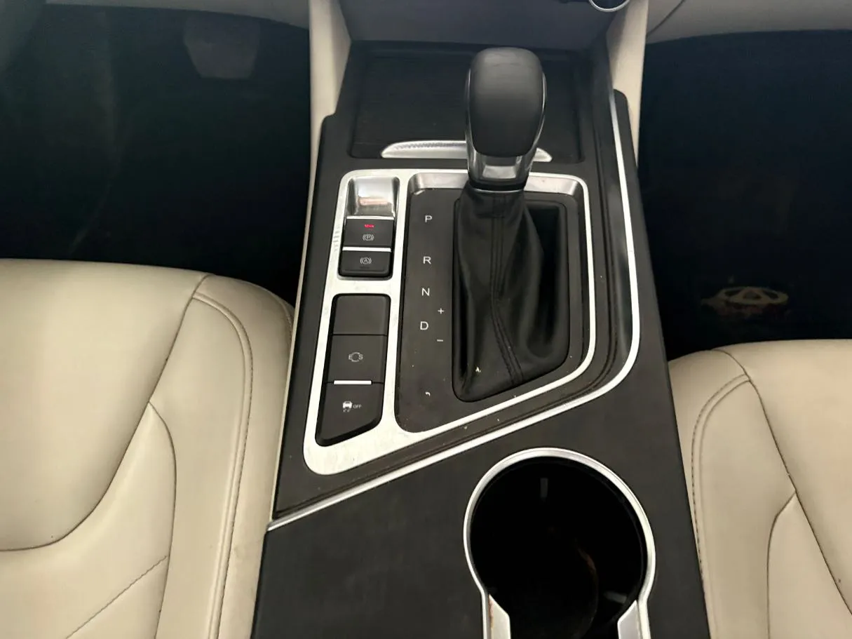Car image 18