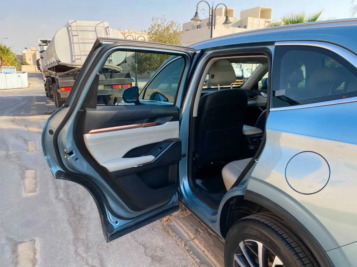 Car image 10