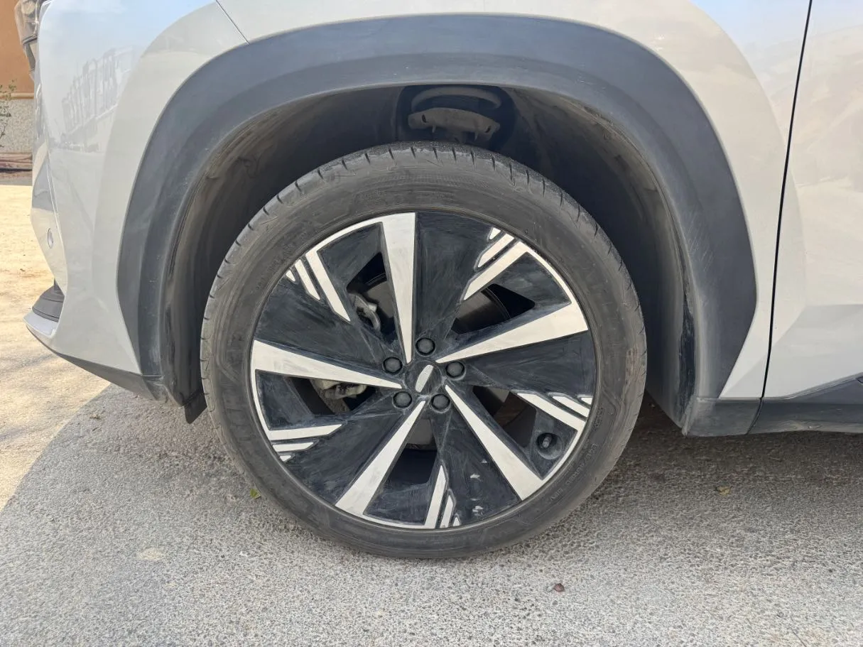 Car image 9