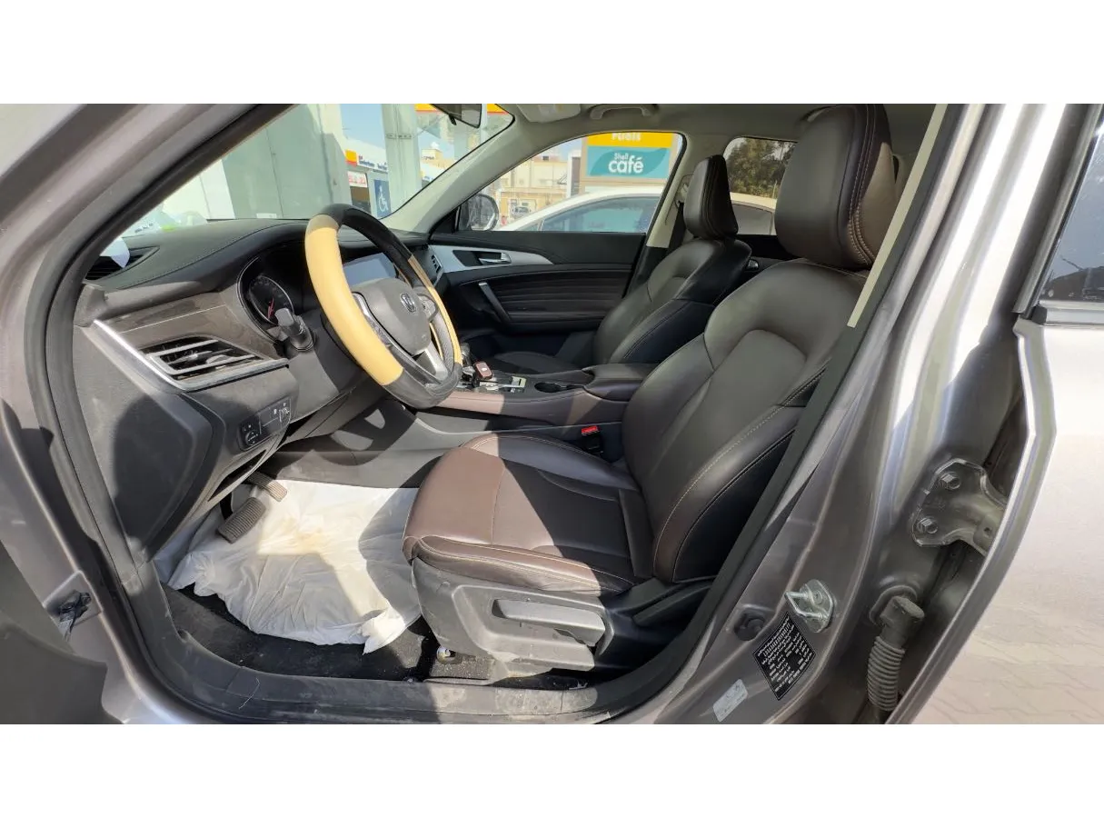 Car image 10