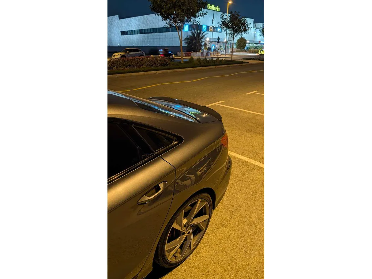 Car image 9