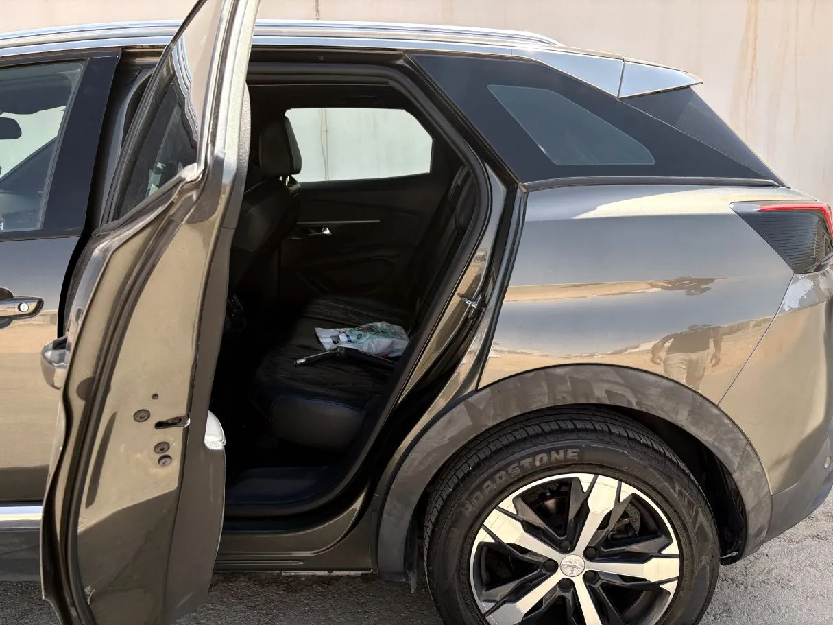 Car image 15