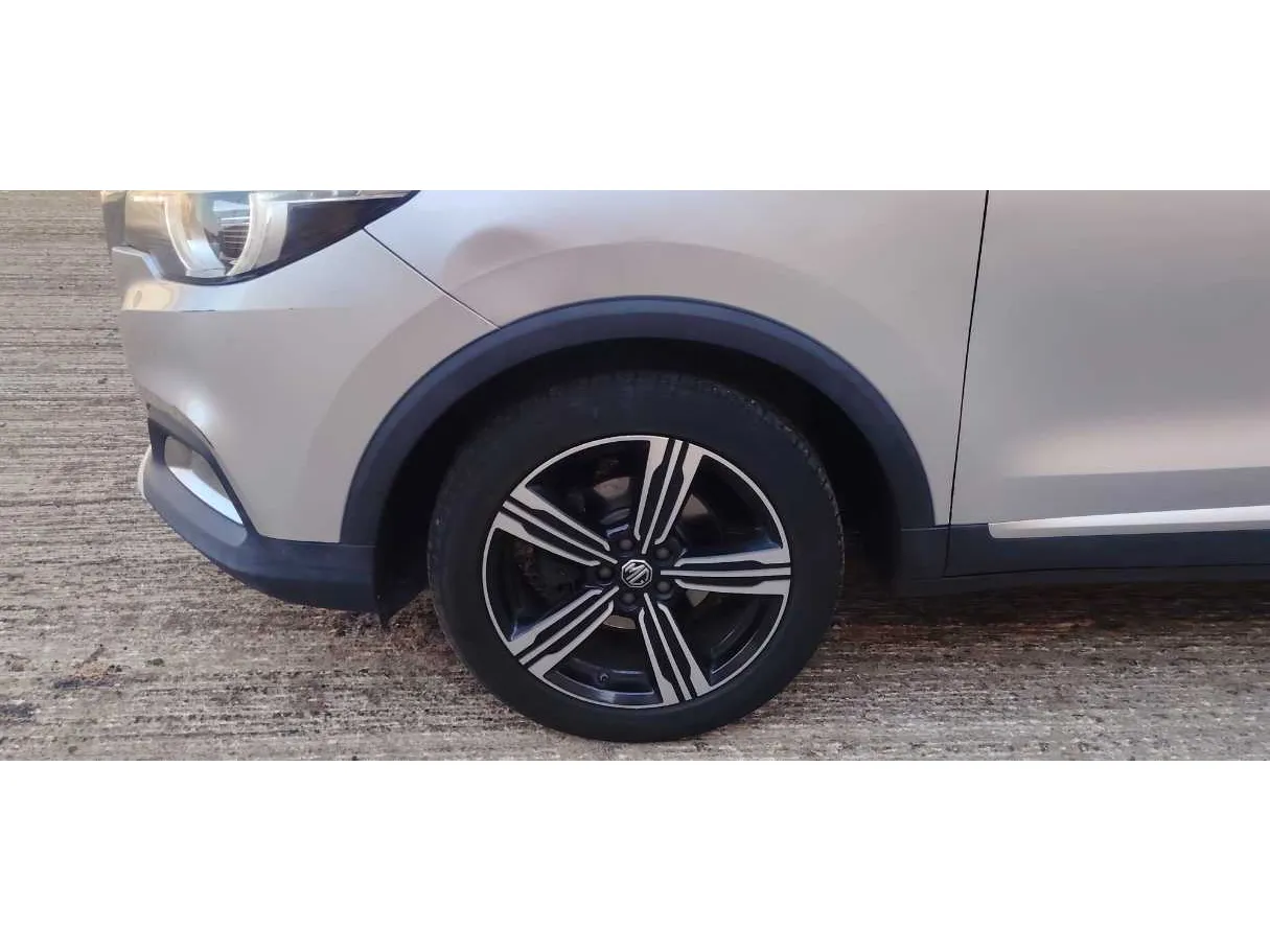Car image 9