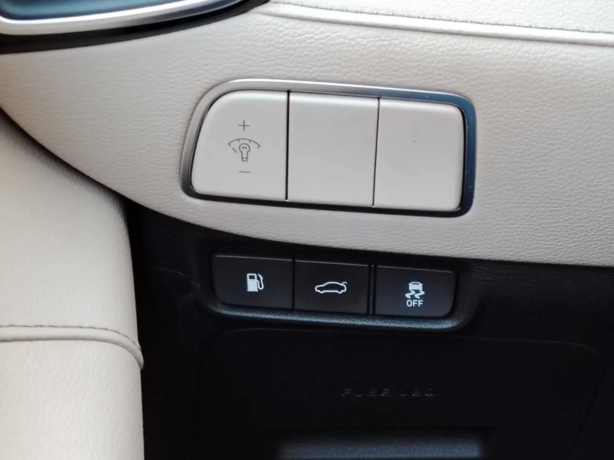 Car image 30