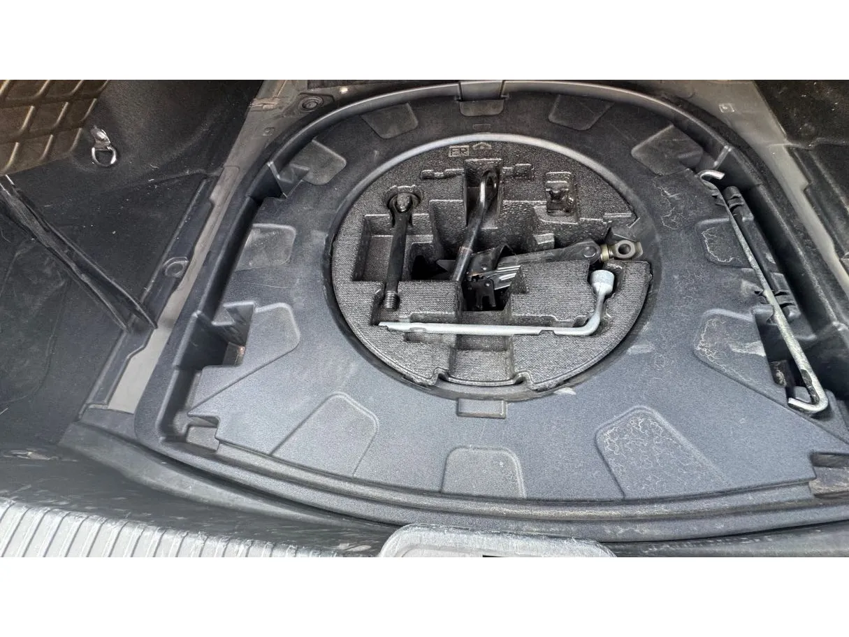 Car image 27