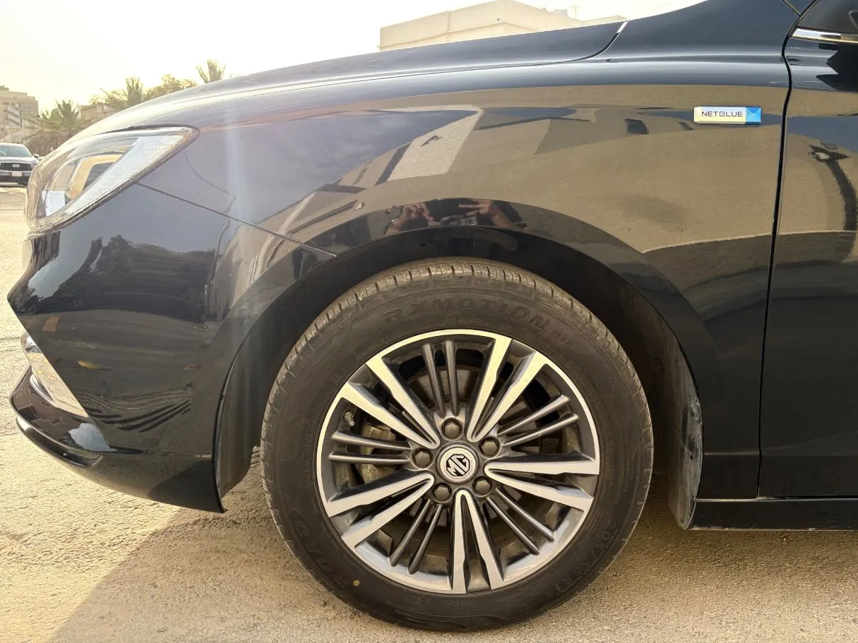 Car image 9