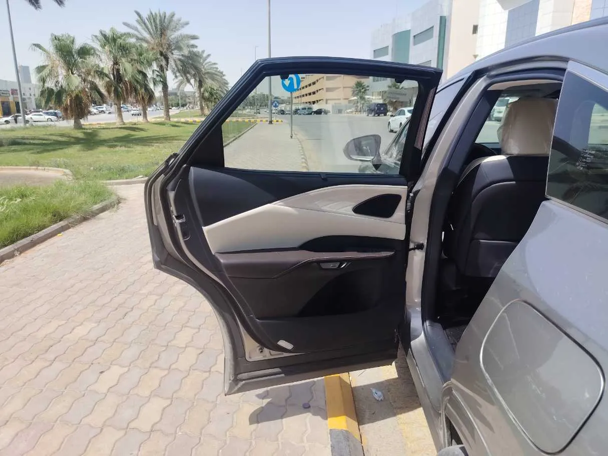 Car image 16
