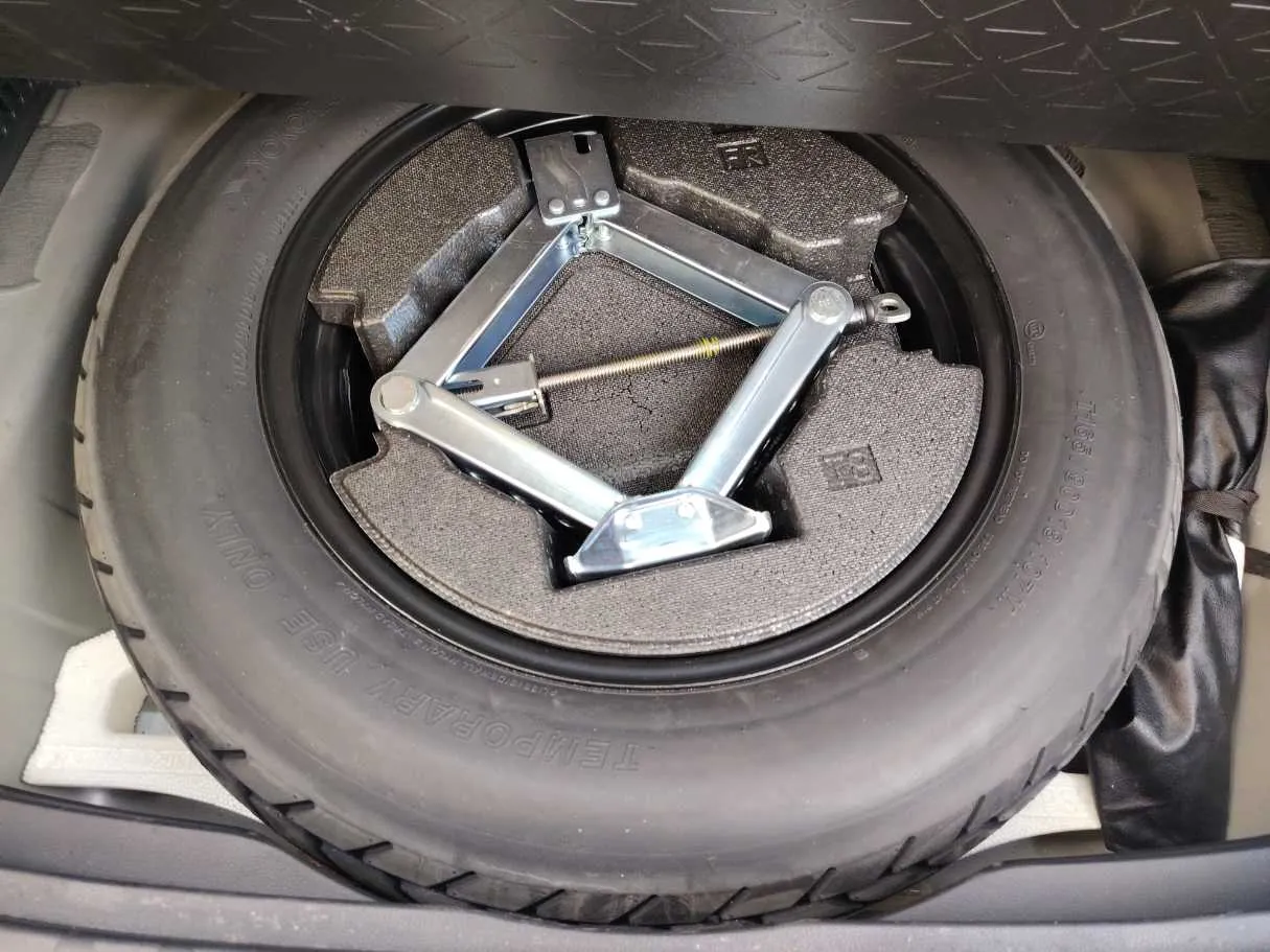 Car image 30
