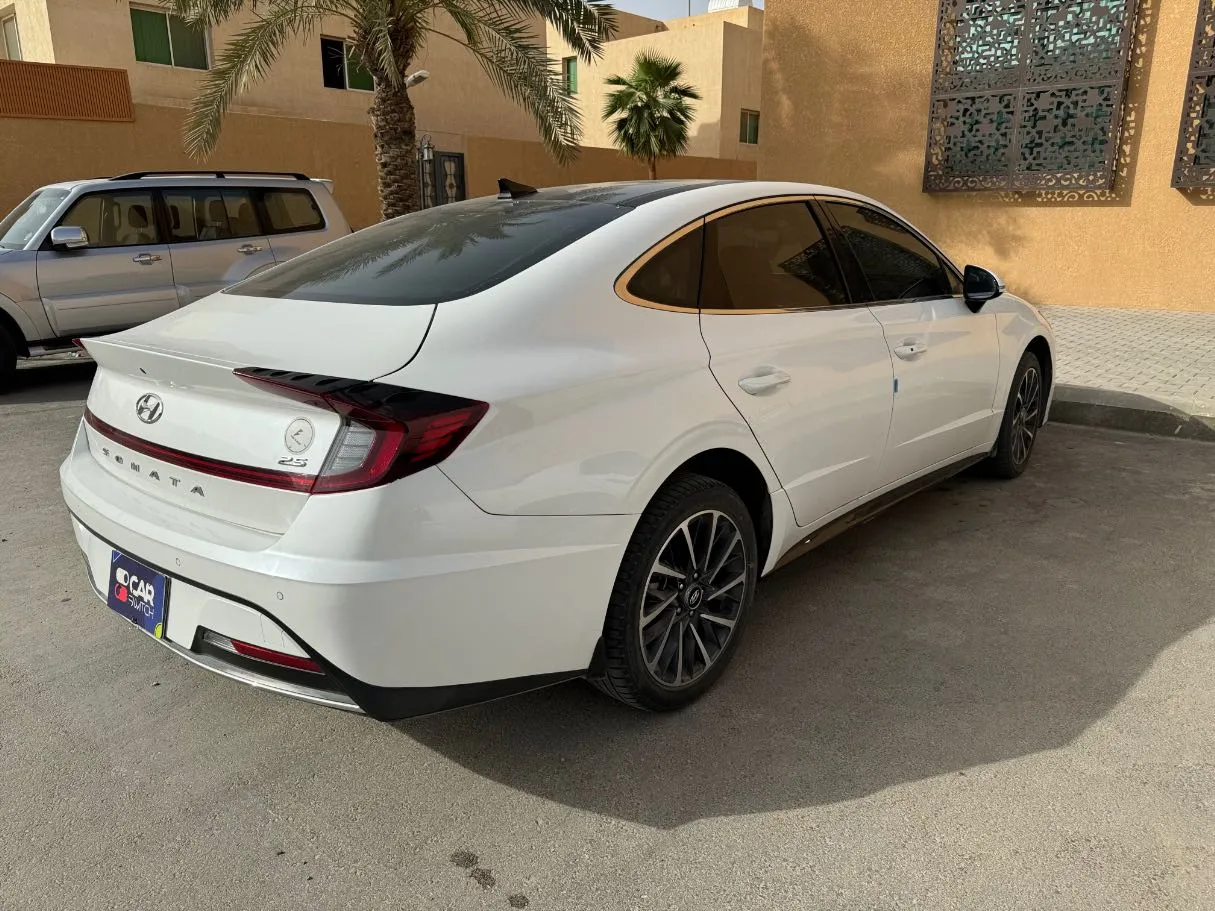 Car image 4