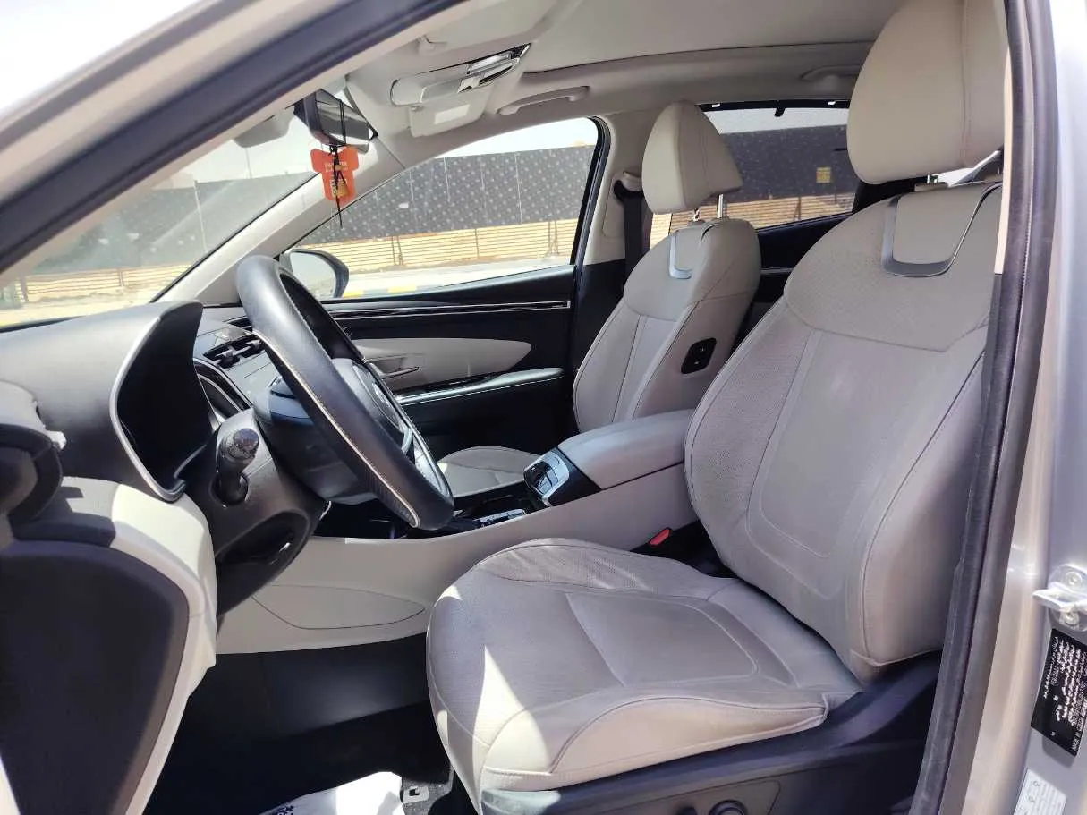 Car image 12
