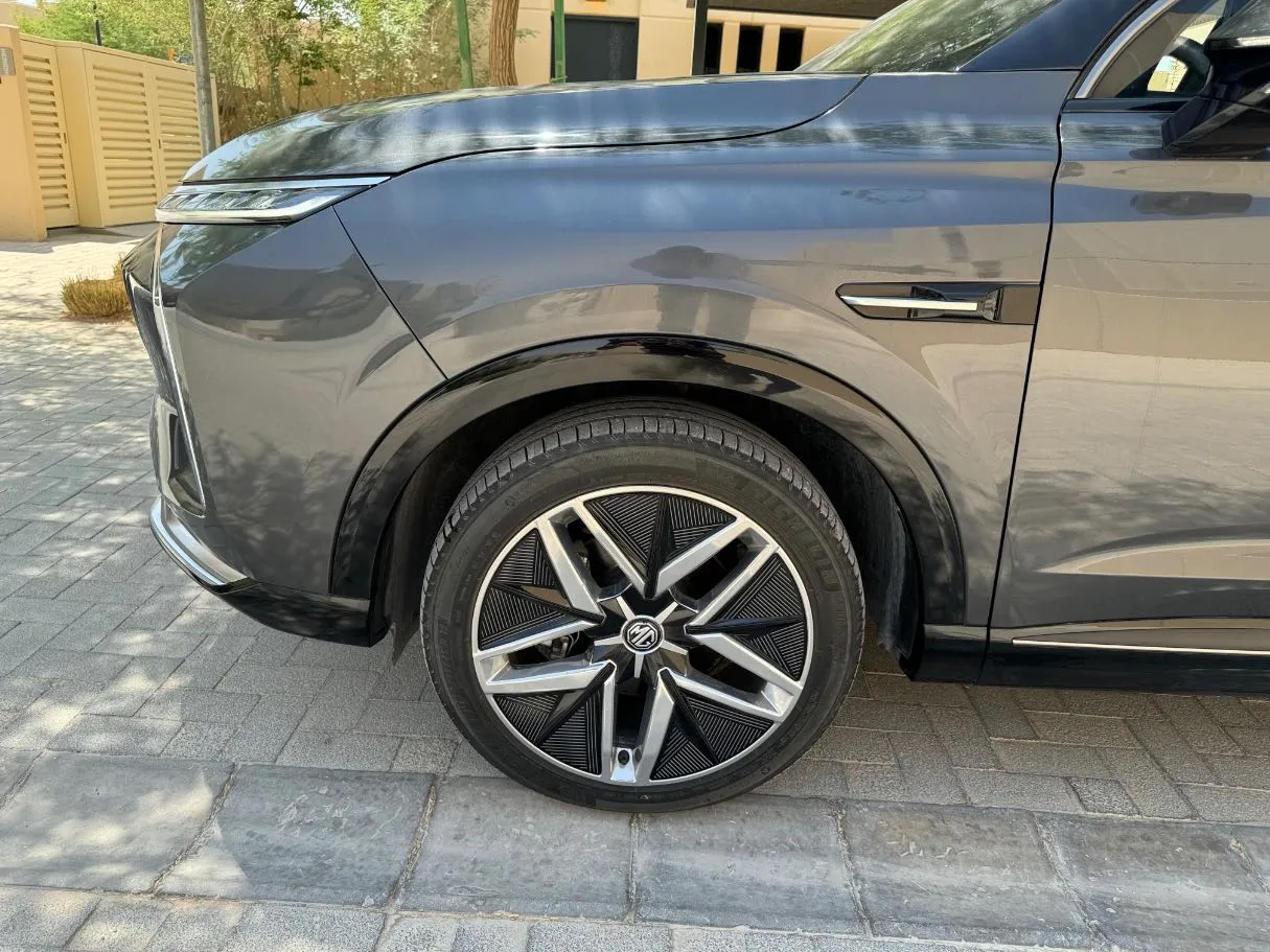 Car image 9
