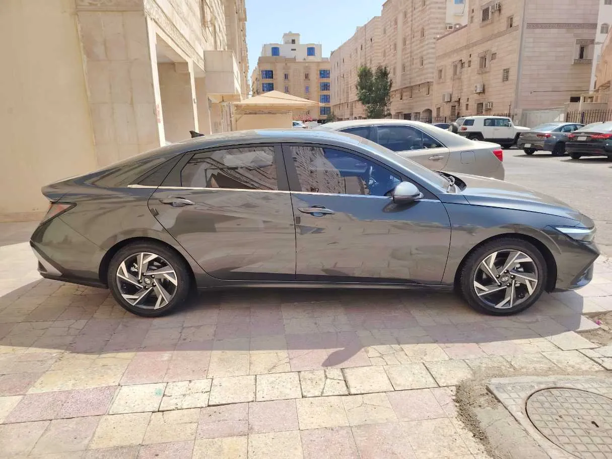Car image 4