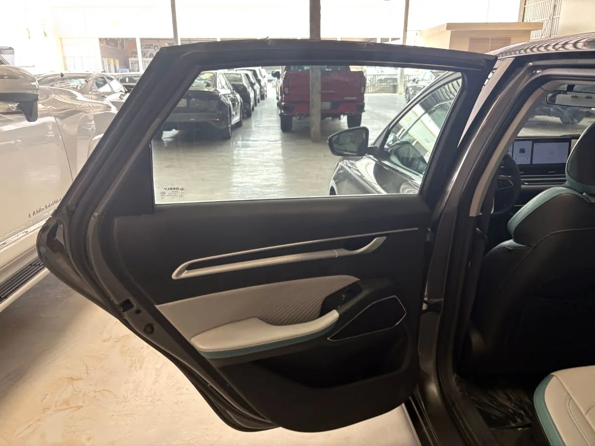 Car image 10