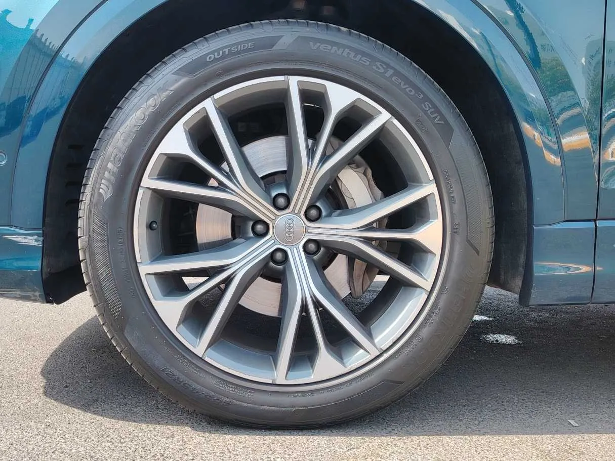 Car image 10