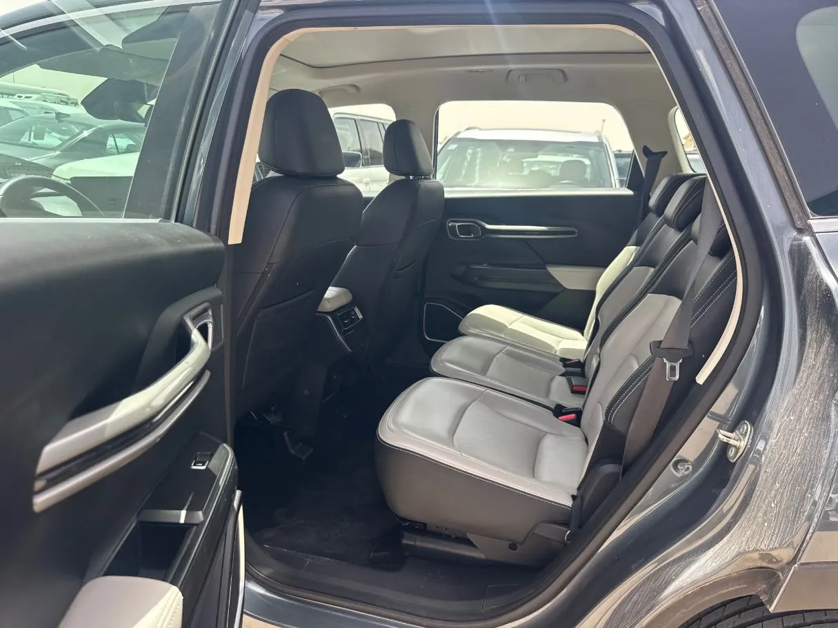 Car image 16