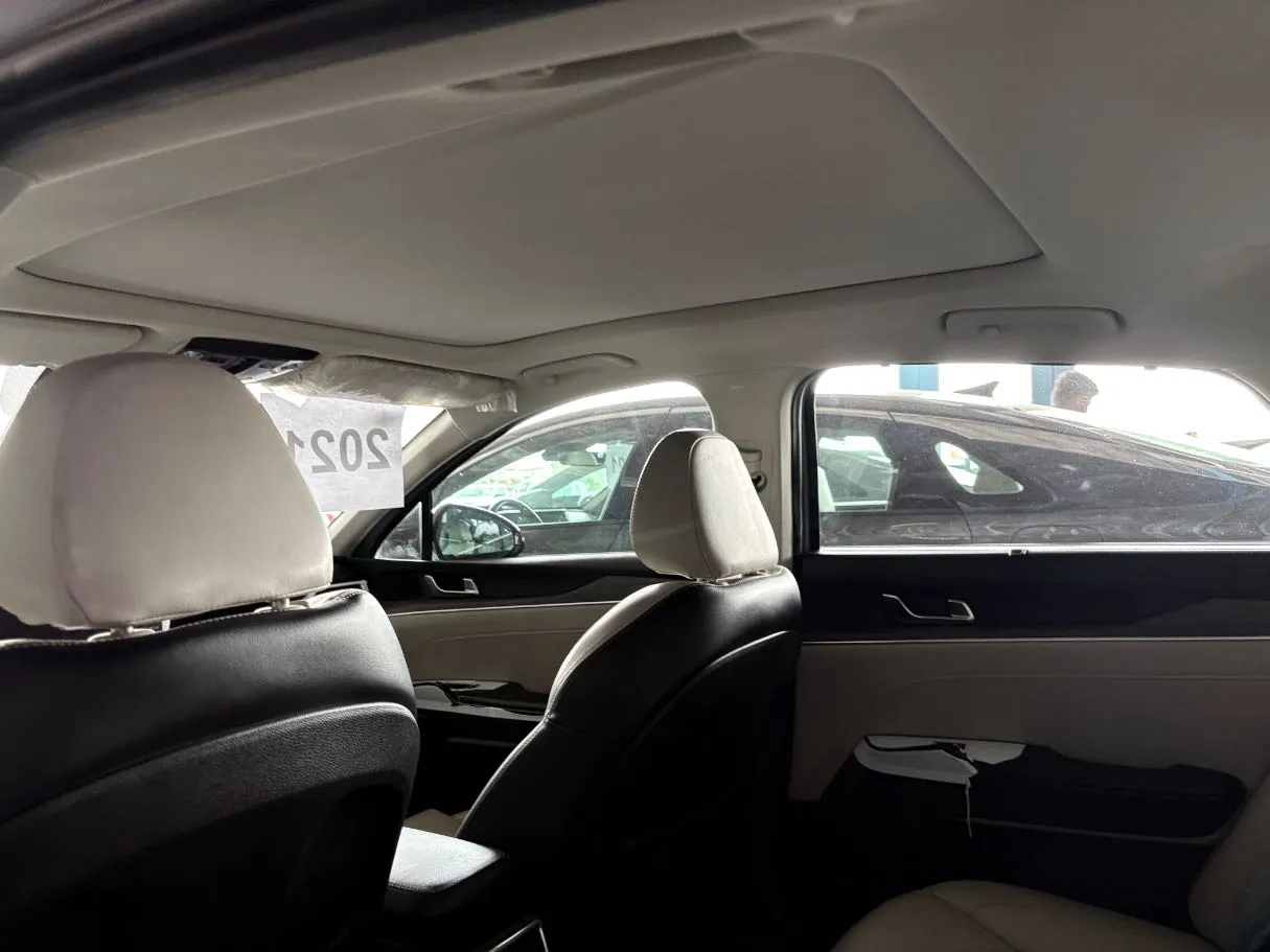 Car image 18