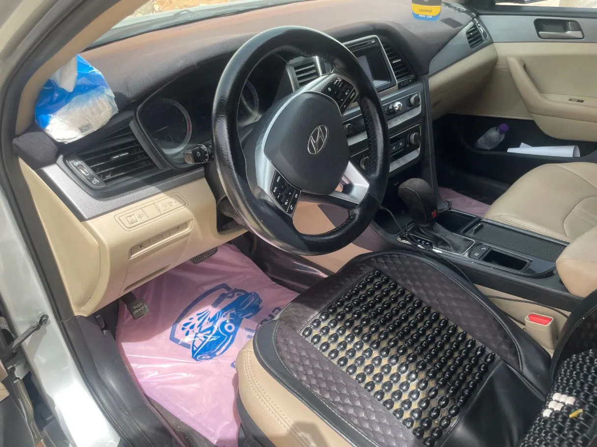 Car image 11