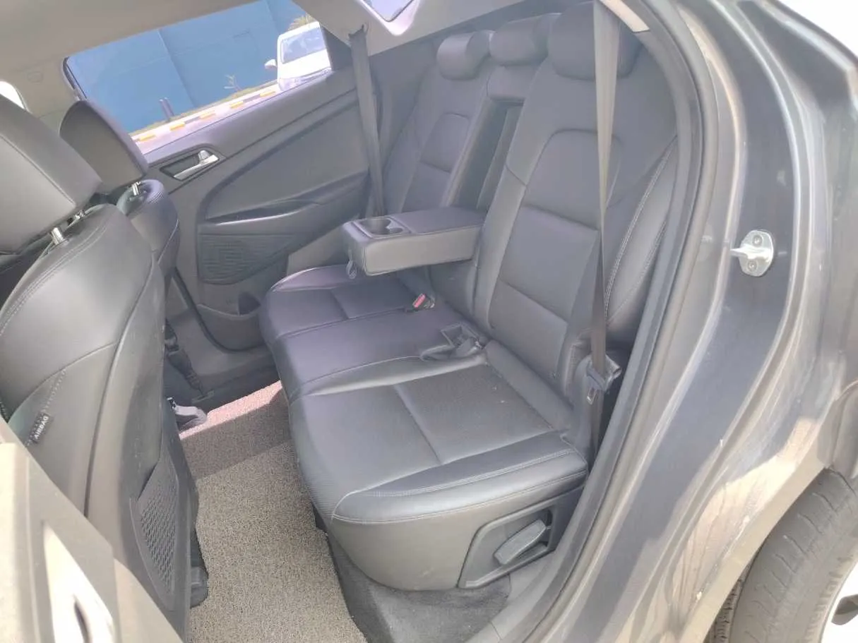 Car image 16