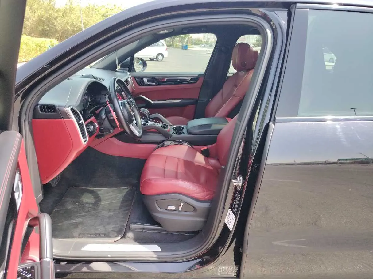 Car image 12