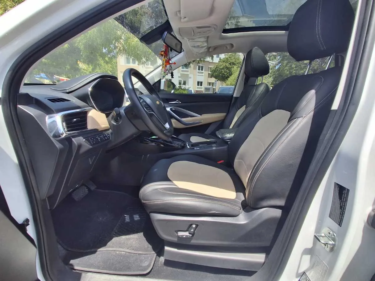 Car image 12