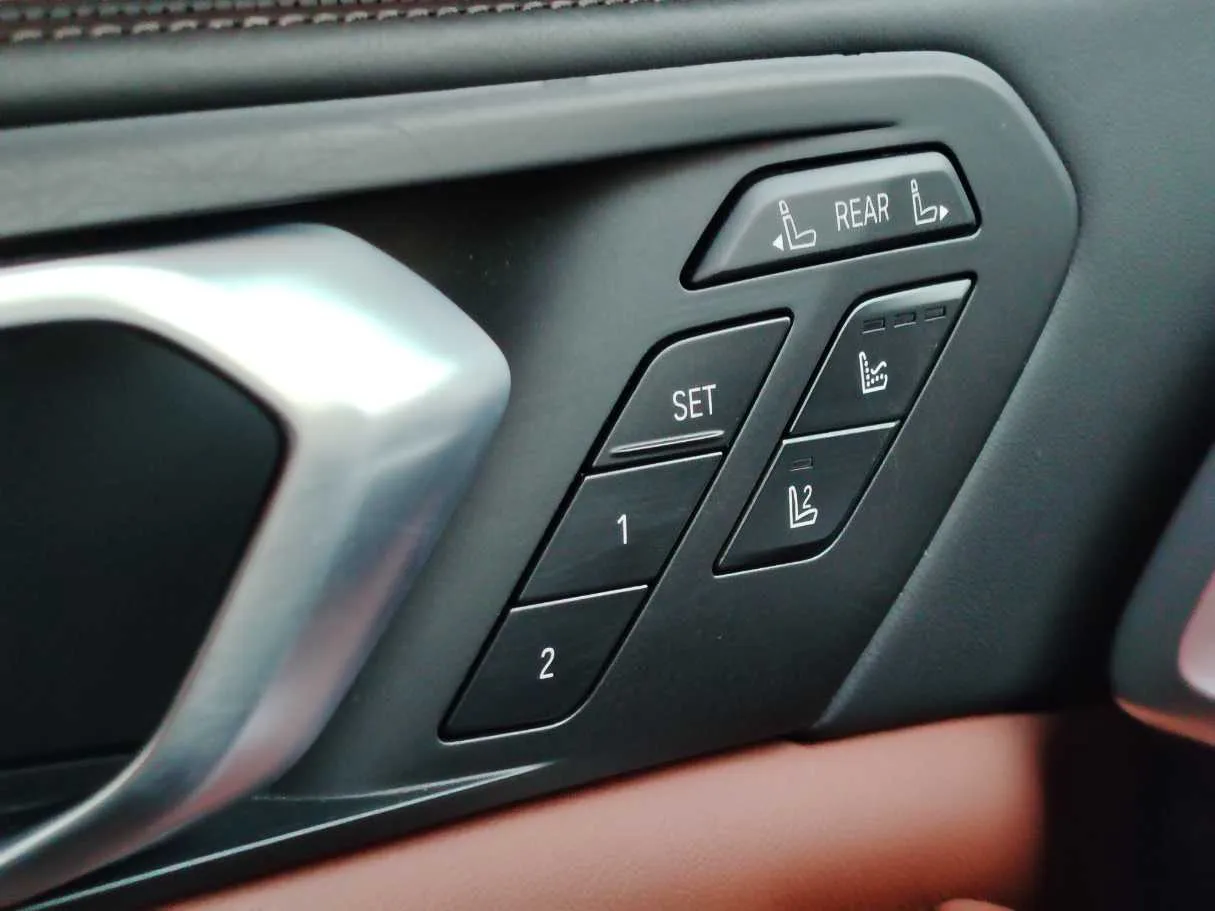 Car image 32