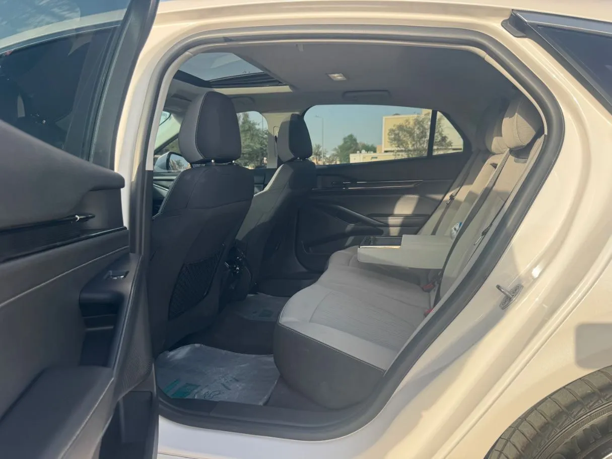 Car image 13