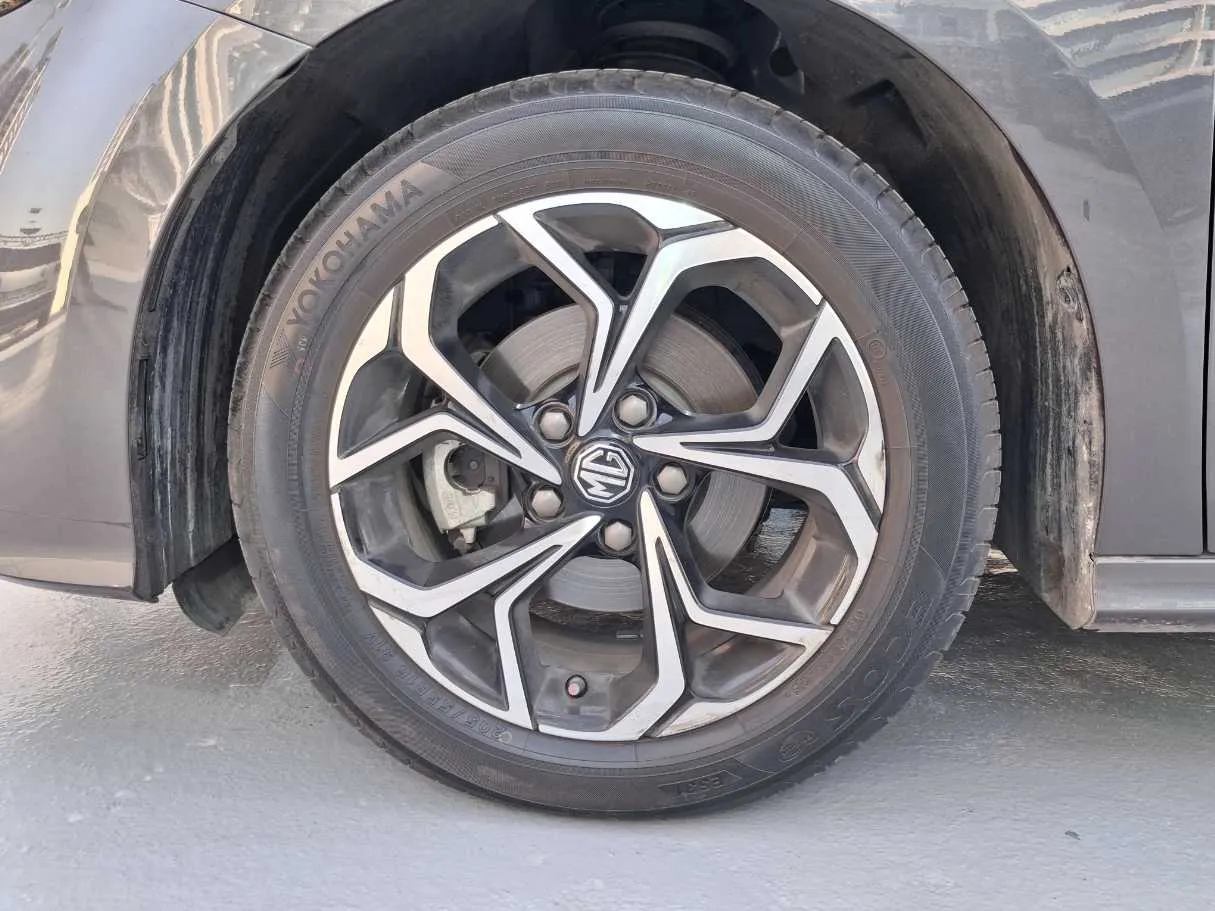 Car image 9
