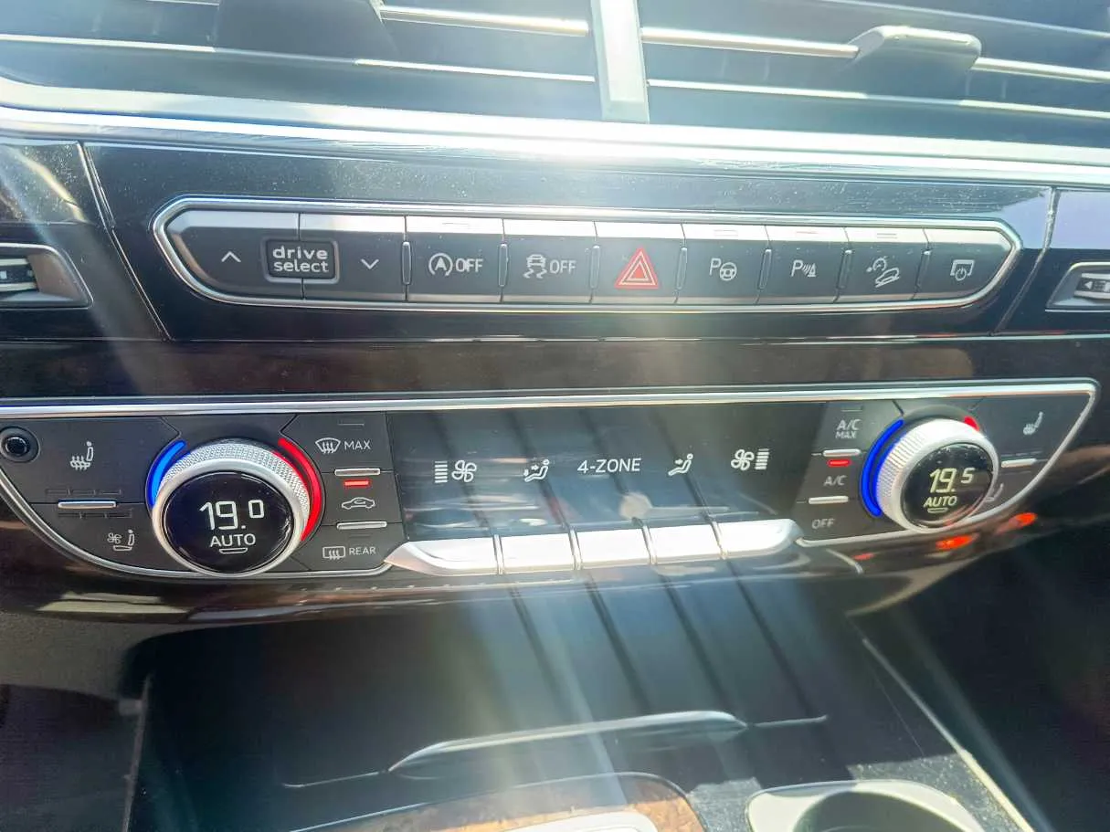 Car image 26