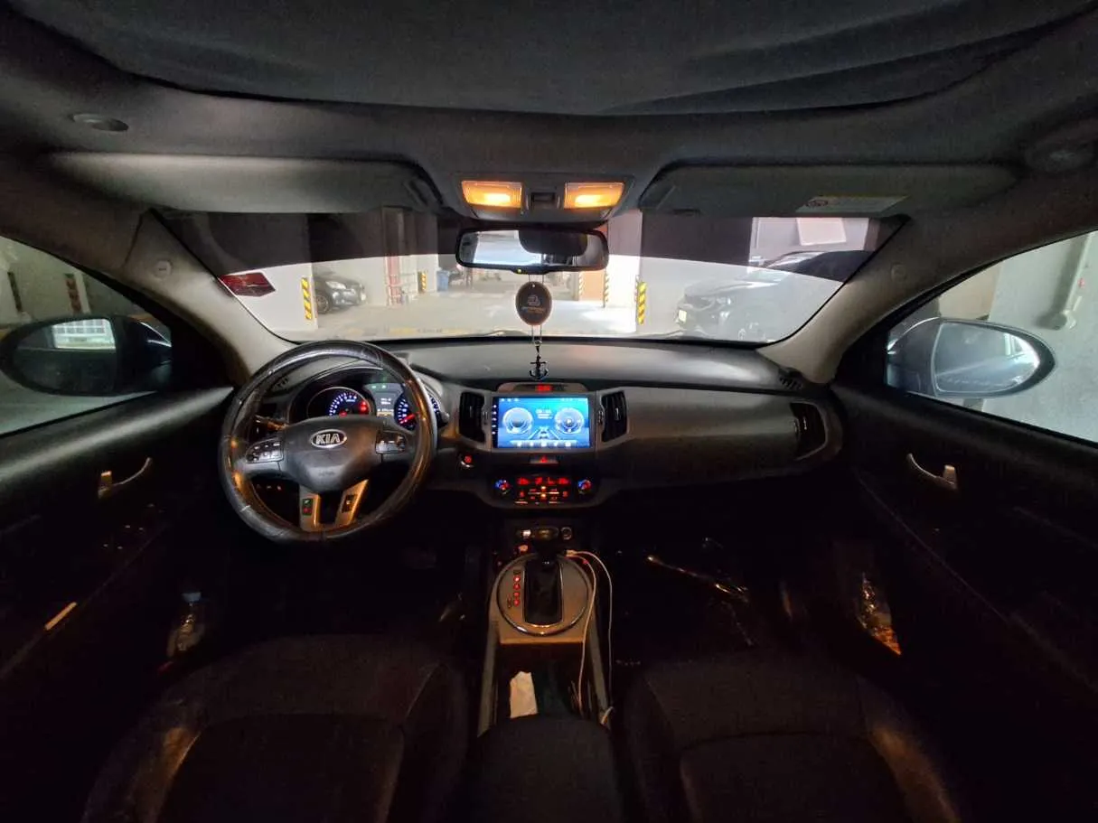 Car image 17
