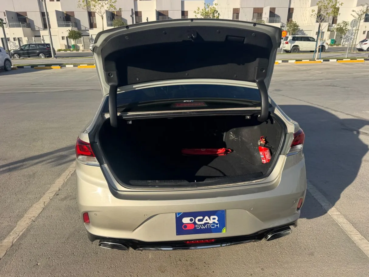 Car image 19