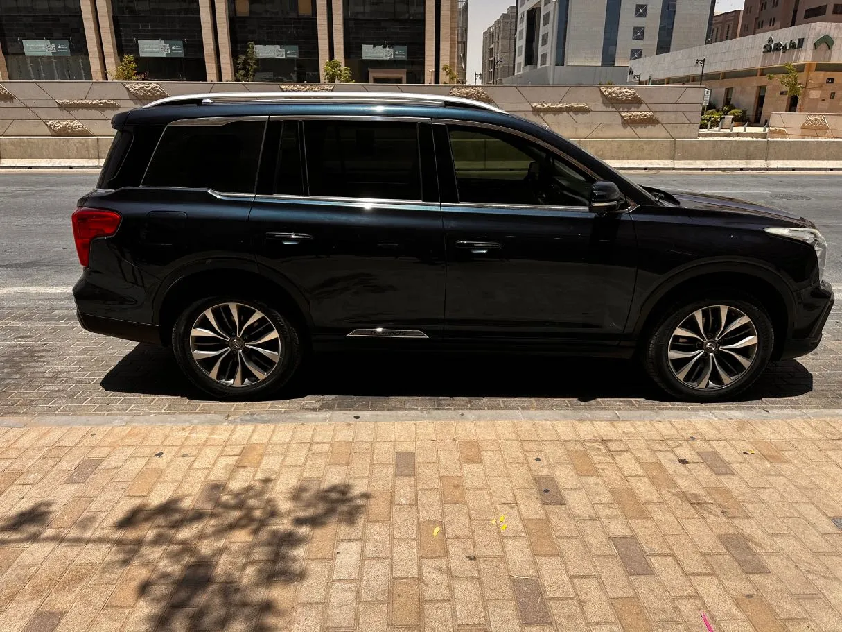 Car image 4