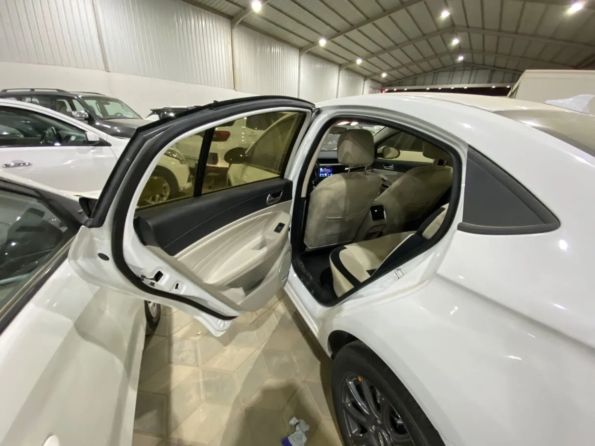 Car image 9