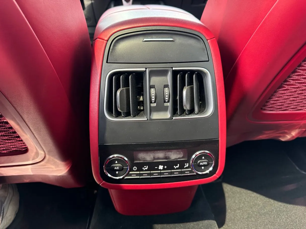 Car image 27