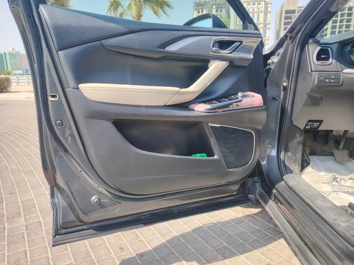 Car image 10