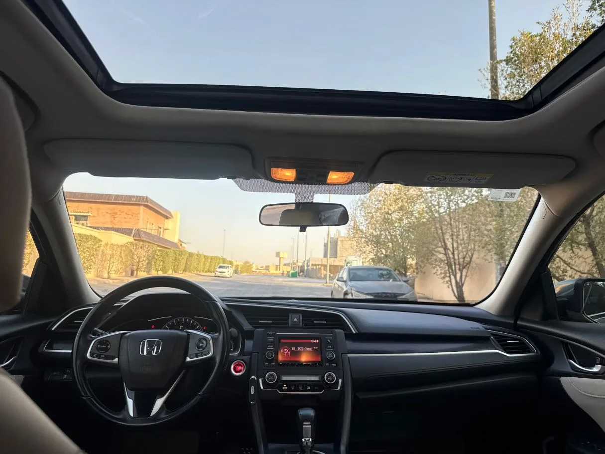 Car image 14