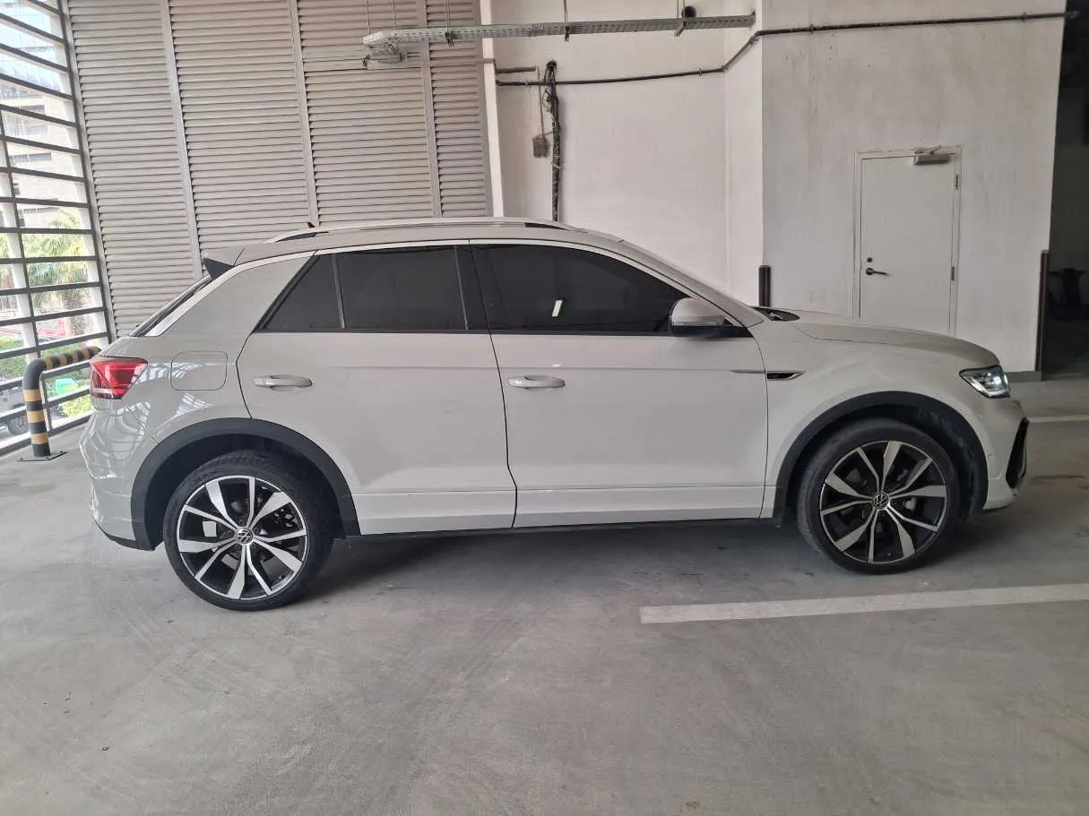 Car image 8
