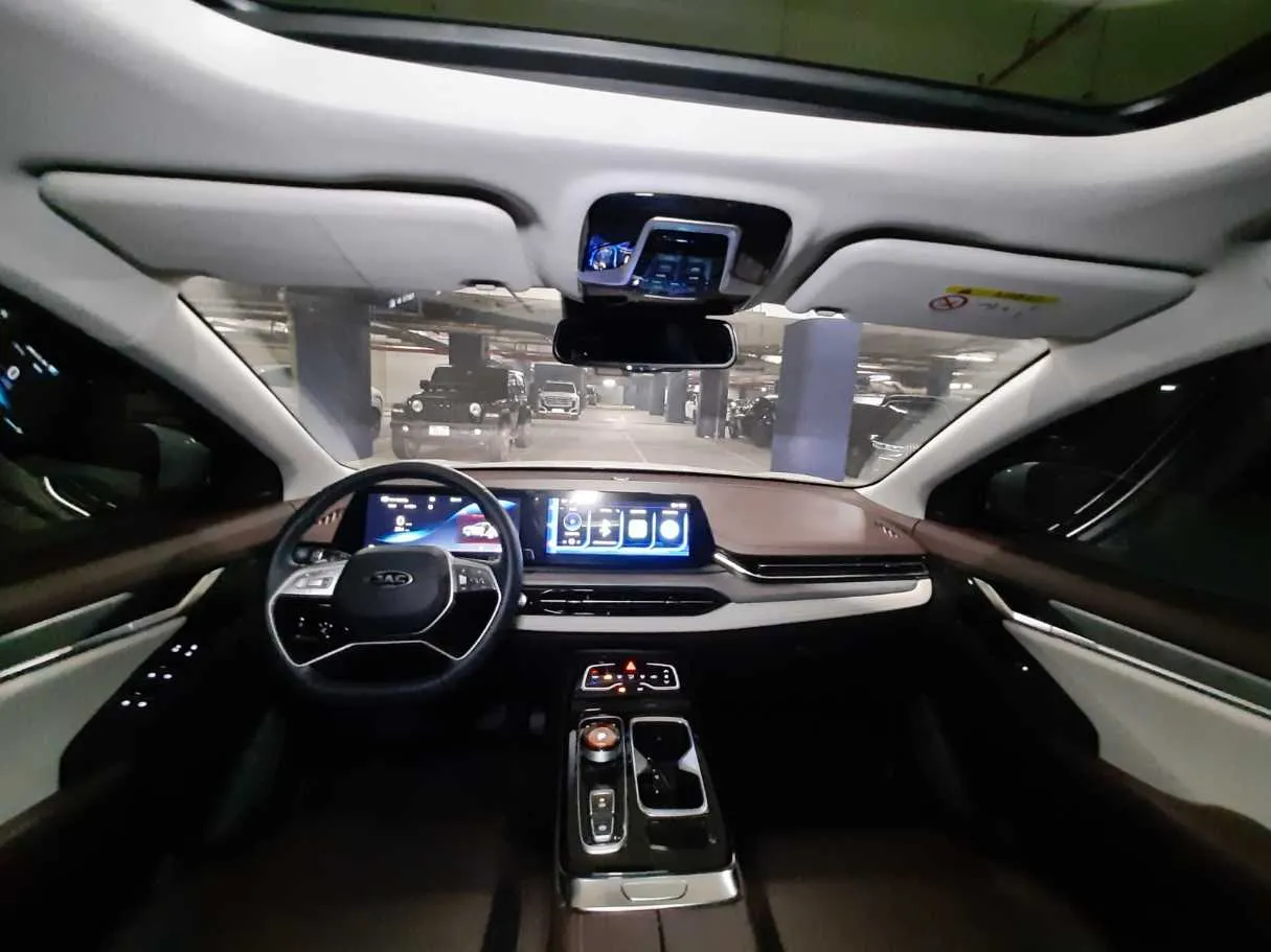 Car image 14