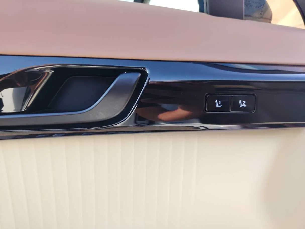Car image 30