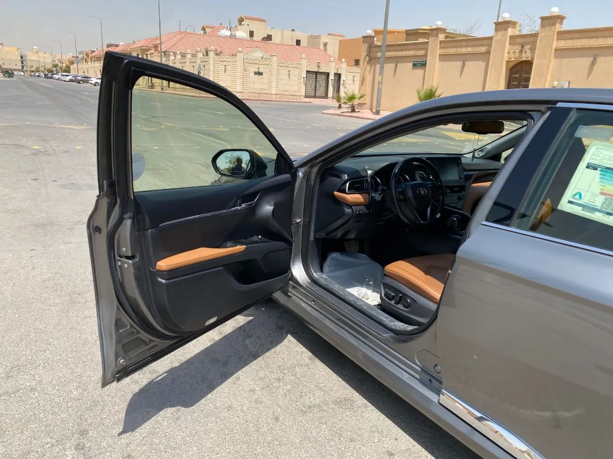 Car image 10