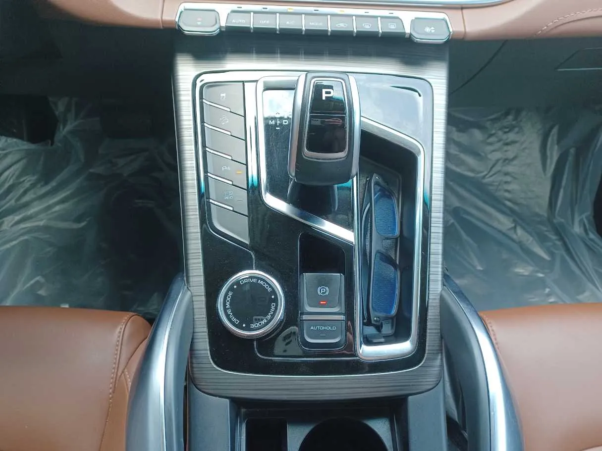 Car image 14