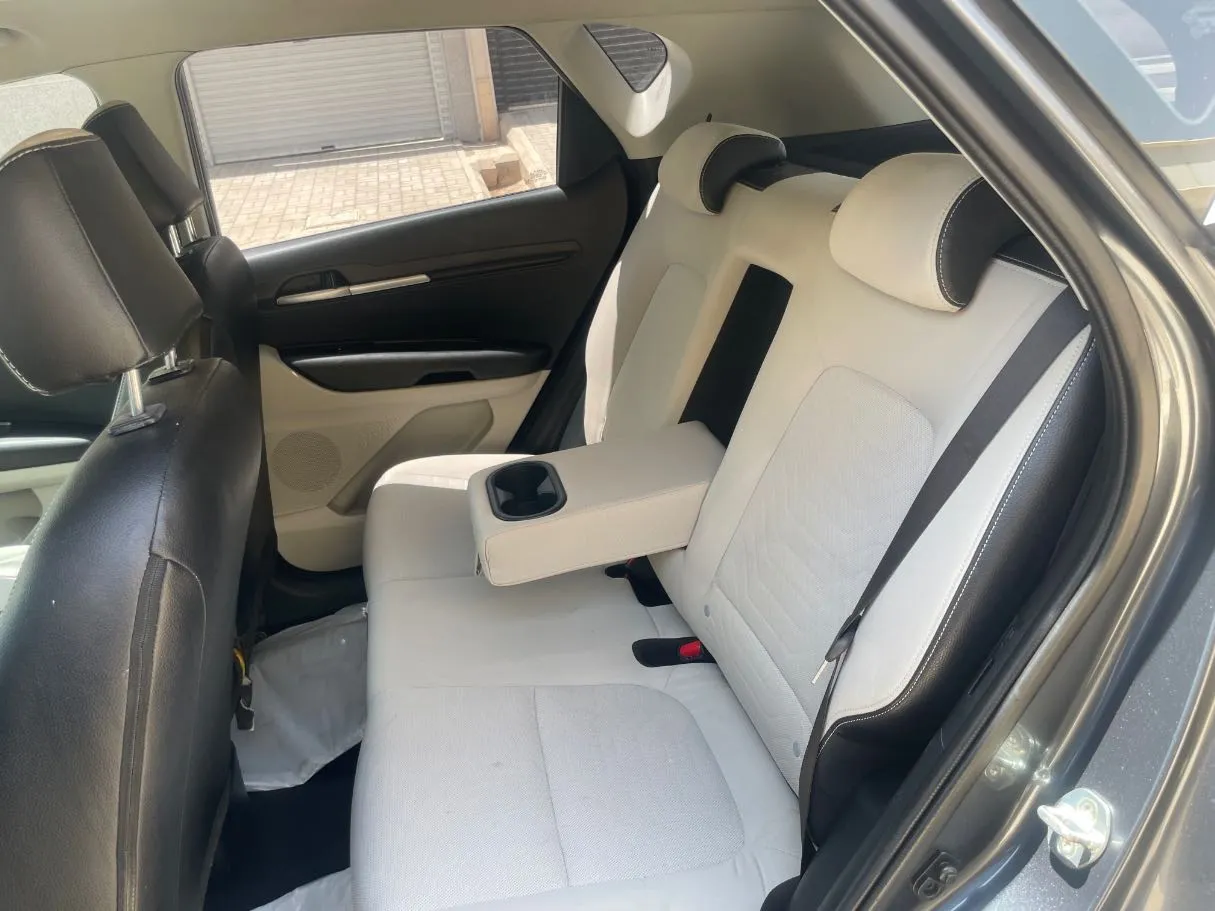 Car image 16