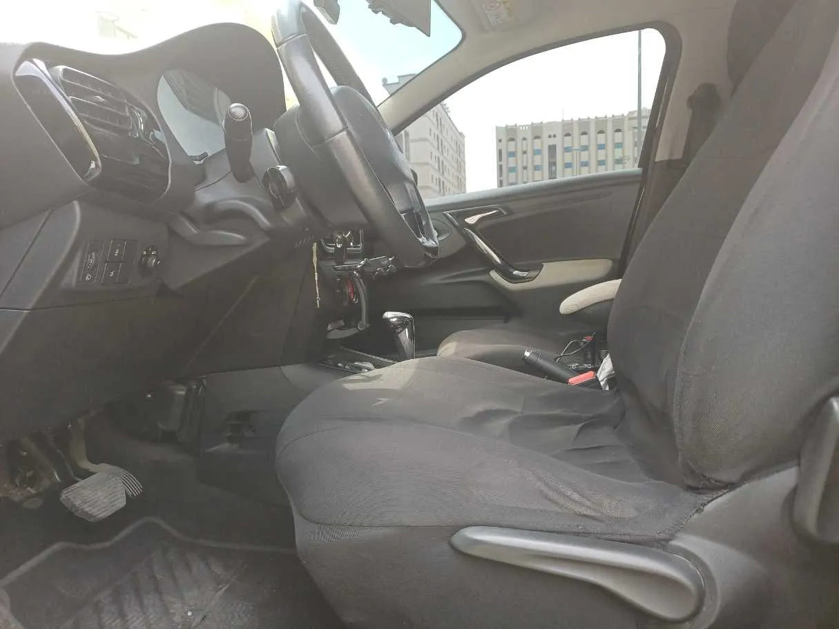 Car image 12