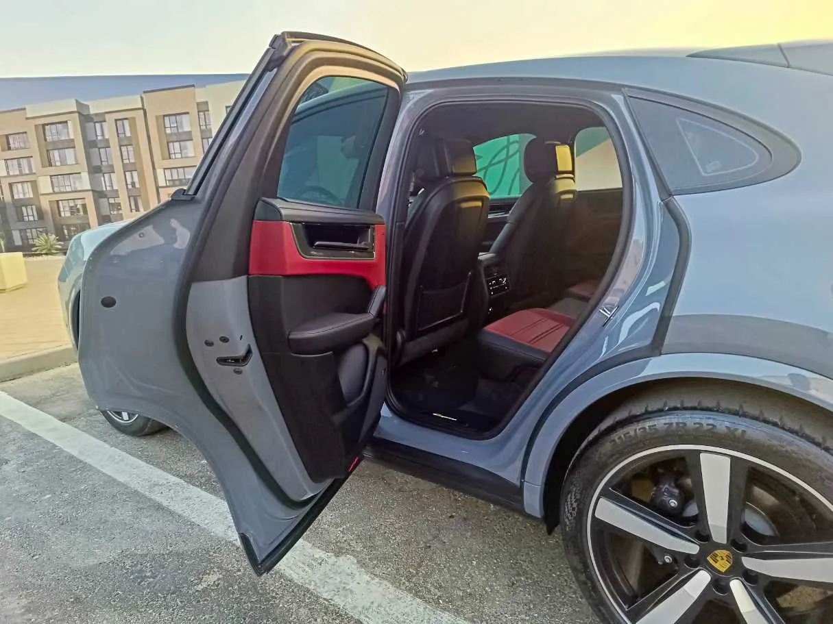 Car image 19