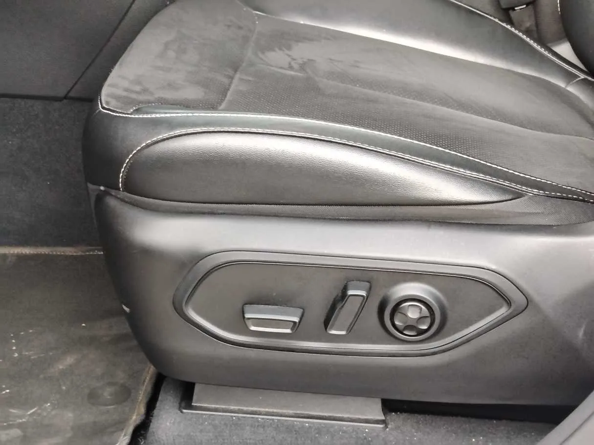 Car image 29