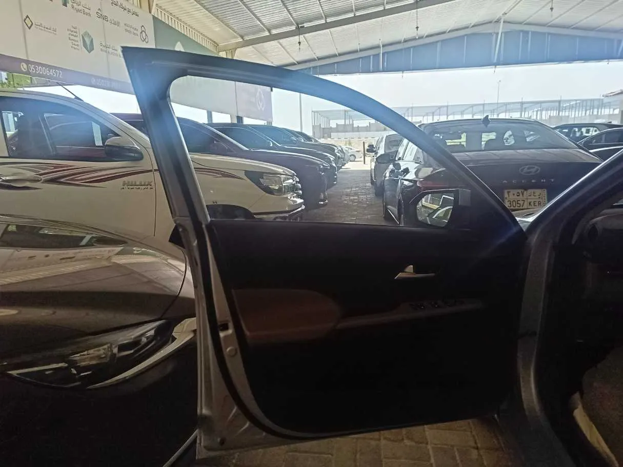Car image 10