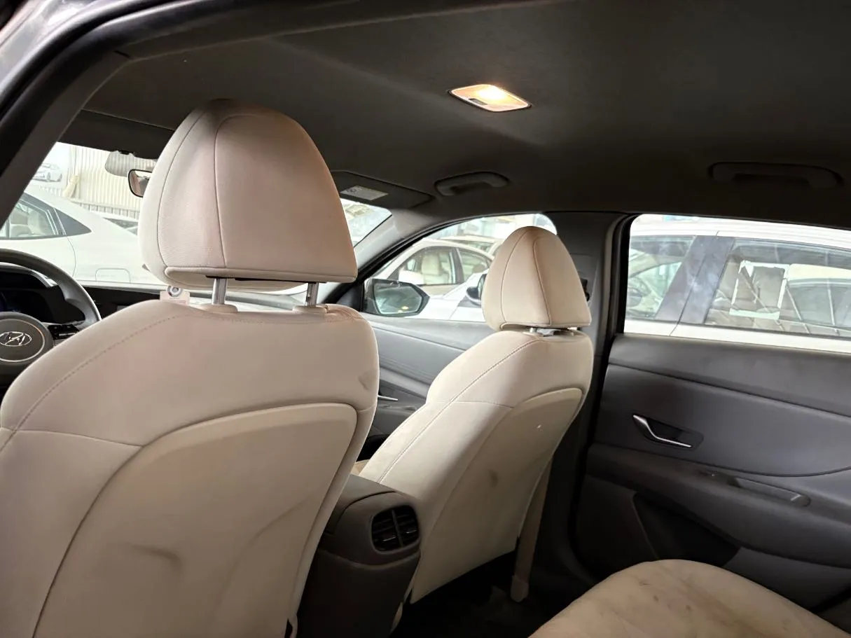 Car image 17