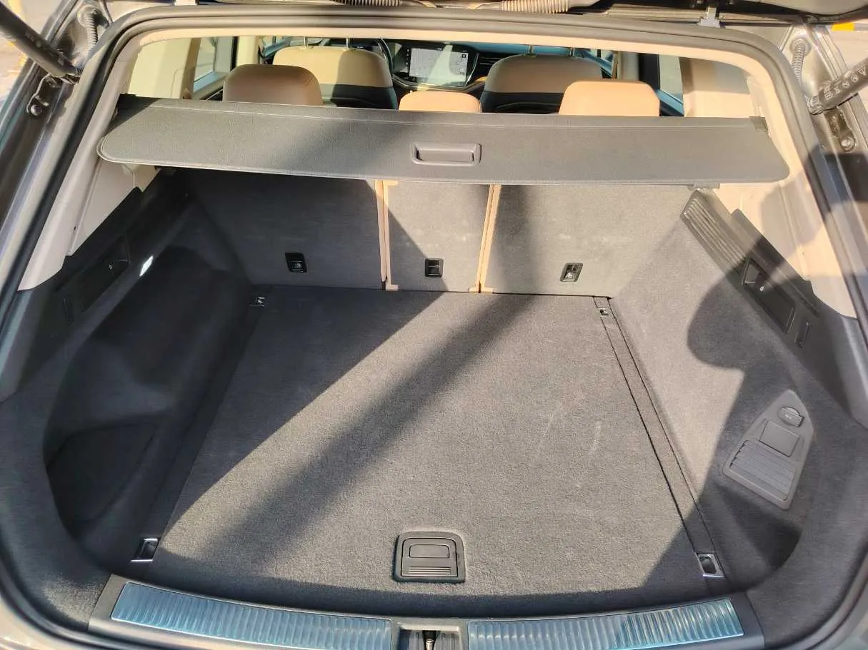 Car image 26