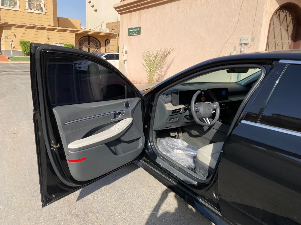 Car image 10