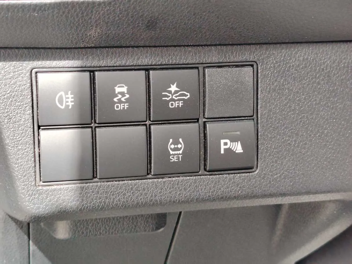Car image 25