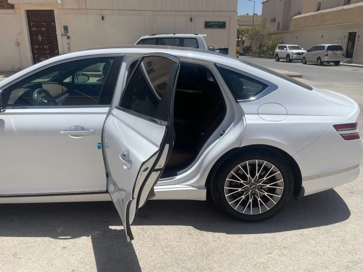Car image 16